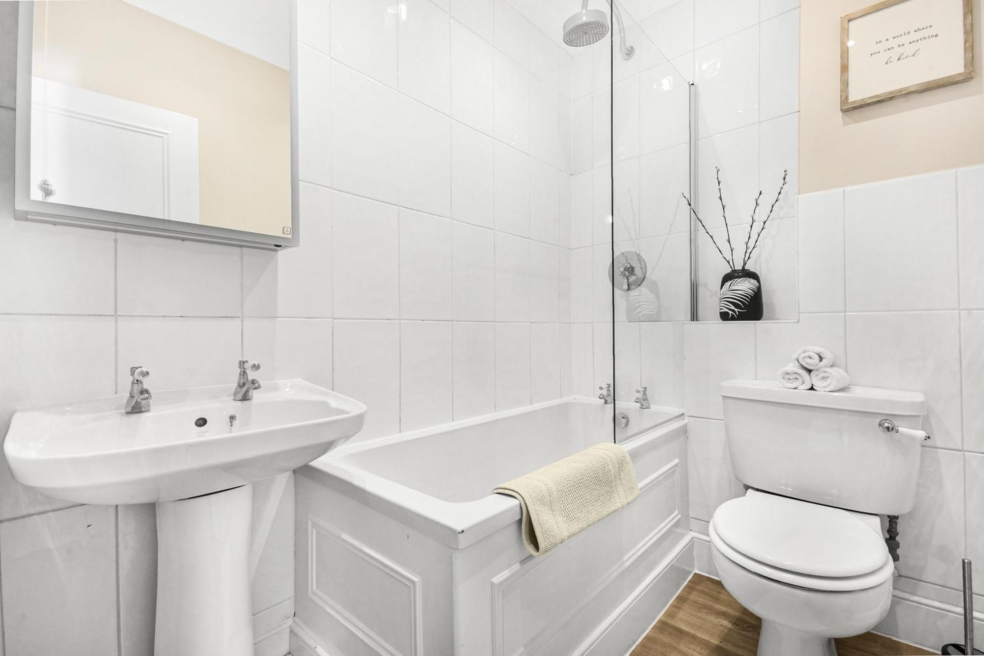 Lovely Large 1 Bed Renovated Flat W Balcony & 600Mb Wifi Londen Buitenkant foto