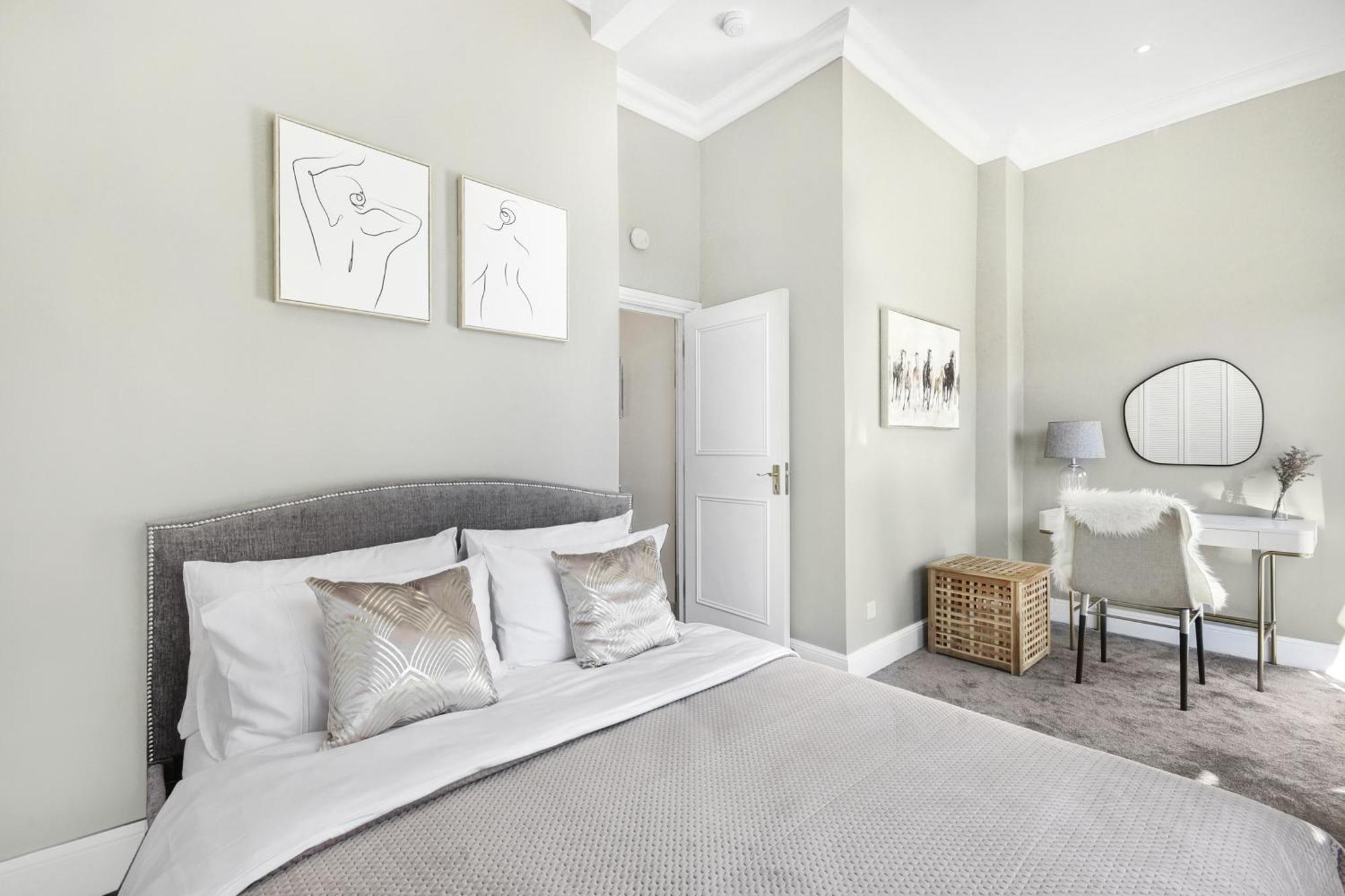 Lovely Large 1 Bed Renovated Flat W Balcony & 600Mb Wifi Londen Buitenkant foto