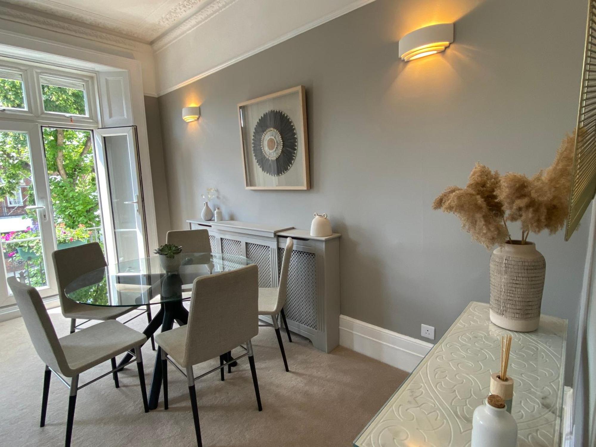Lovely Large 1 Bed Renovated Flat W Balcony & 600Mb Wifi Londen Buitenkant foto